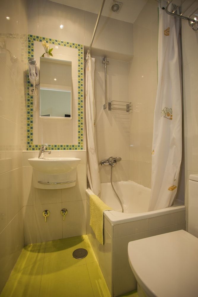 Ava Rooms Single Room, 1 Twin Bed, Shared Bathroom 6