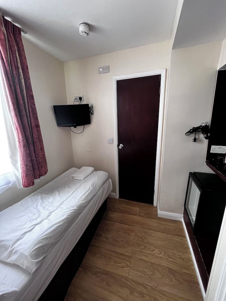 undefined Dolphin Inn 6