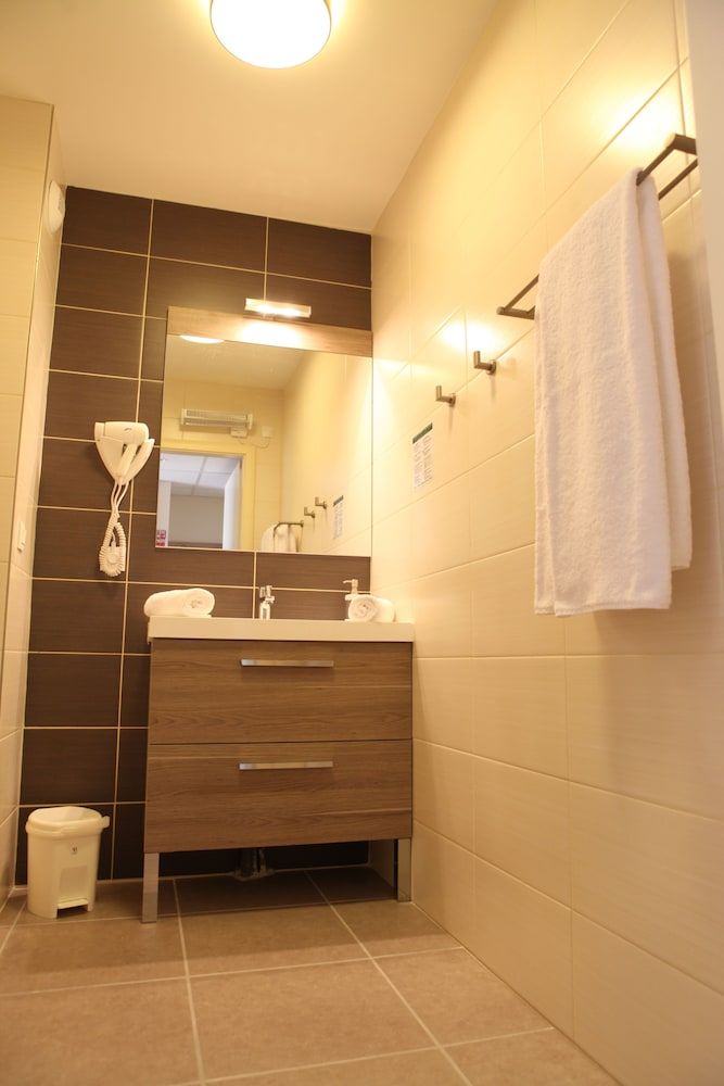 The Originals Boutique, Hôtel l'Occitan, Aubagne Nord Standard Double Room, 1 Double Bed, Non Smoking, Balcony 9