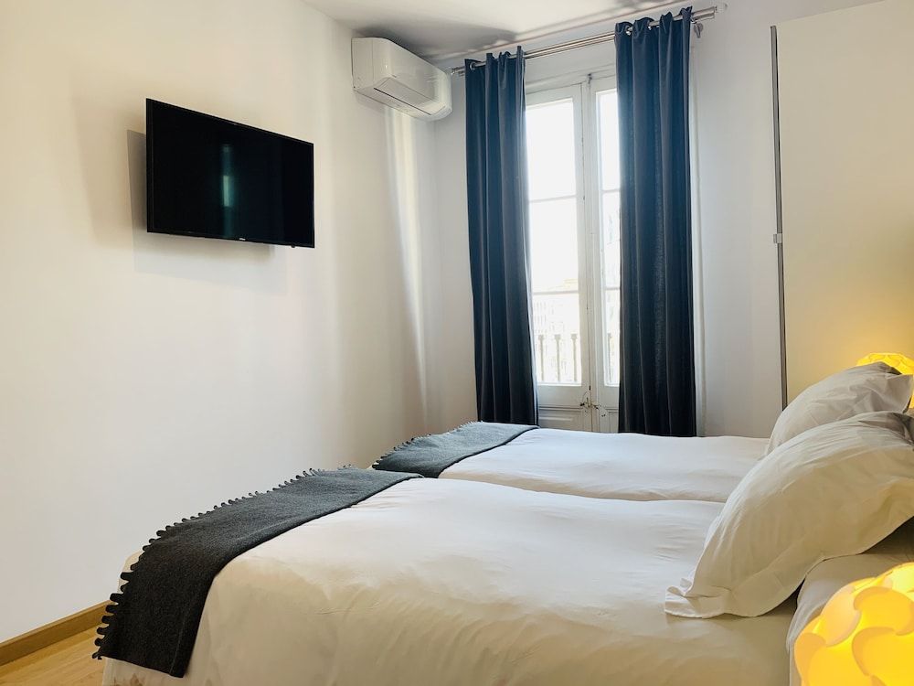 Super Balmes Guest House Twin Room, Shared Bathroom 19