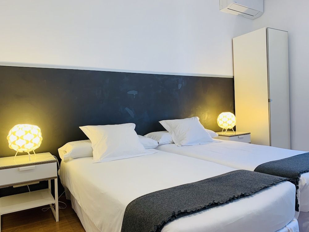 Super Balmes Guest House Twin Room, Shared Bathroom 7