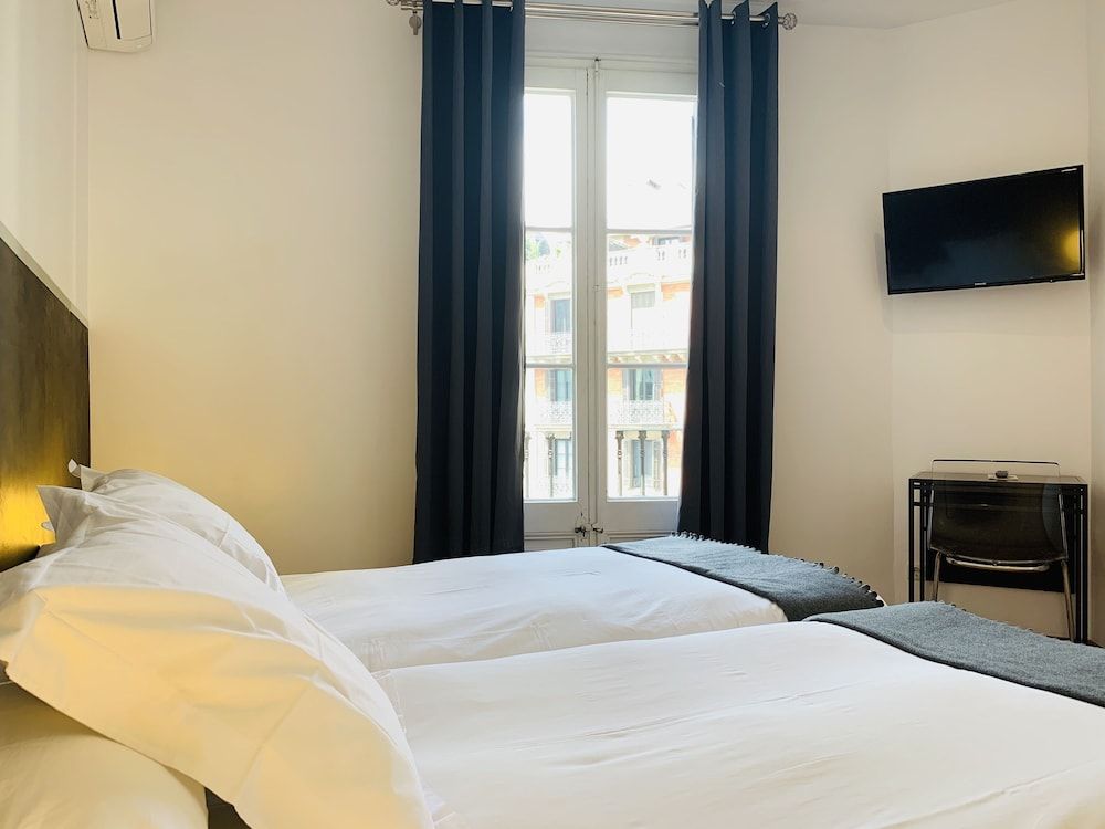 Super Balmes Guest House Twin Room, Shared Bathroom 23