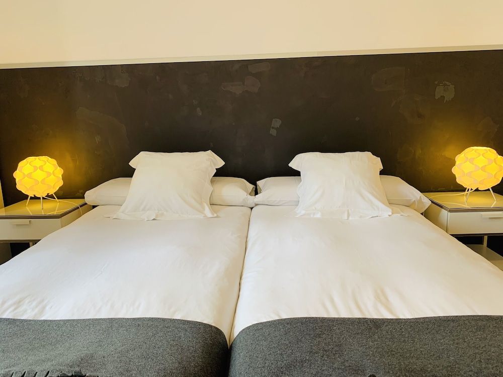 Super Balmes Guest House Twin Room, Shared Bathroom 16