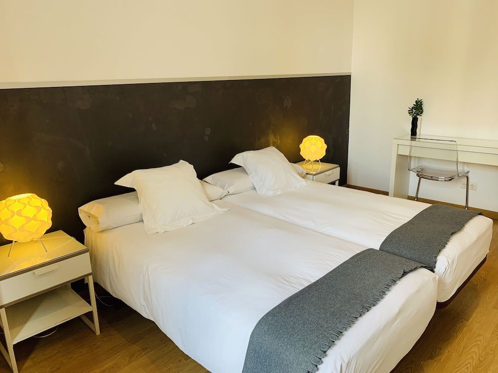 Super Balmes Guest House Twin Room, Shared Bathroom 18