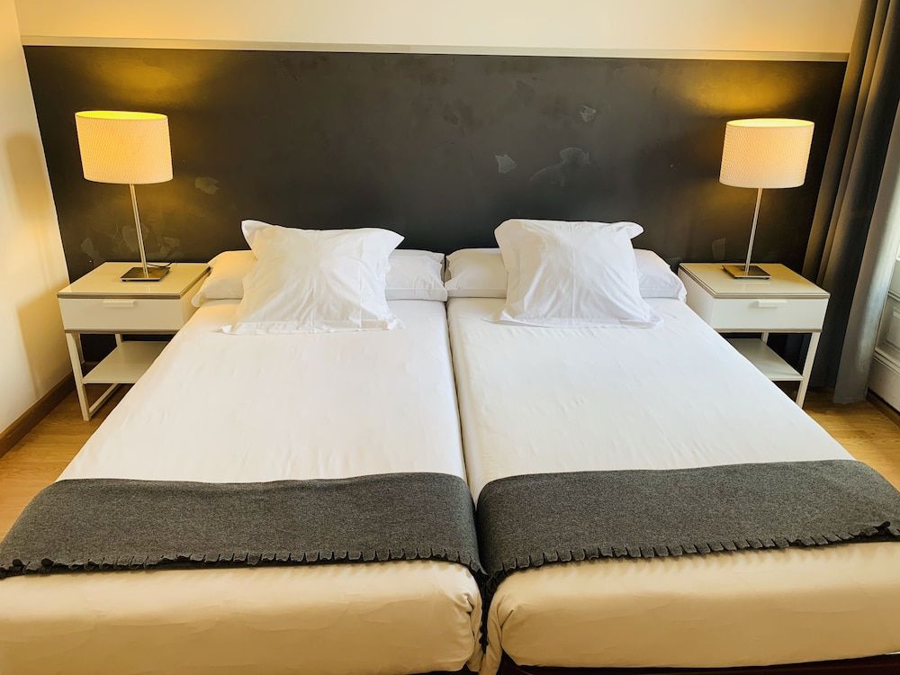 Super Balmes Guest House Twin Room, Shared Bathroom 14