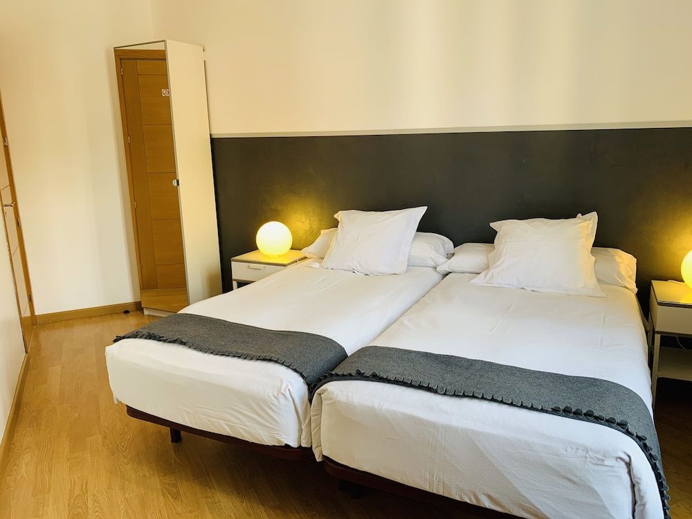 Super Balmes Guest House Twin Room, Shared Bathroom 22