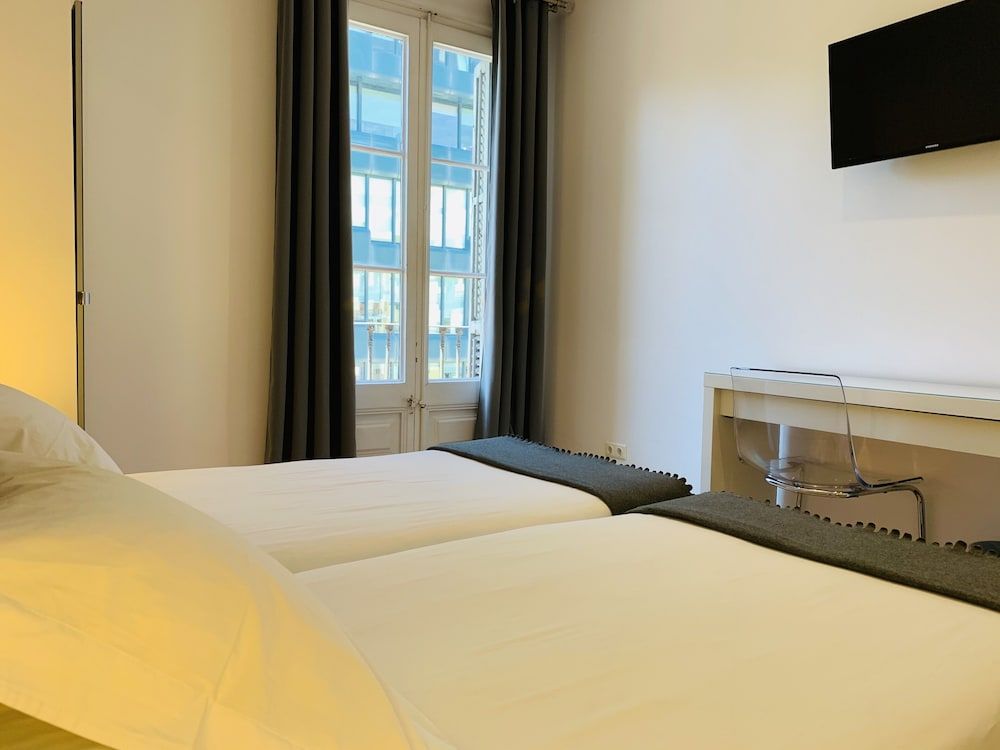 Super Balmes Guest House Twin Room, Shared Bathroom 8