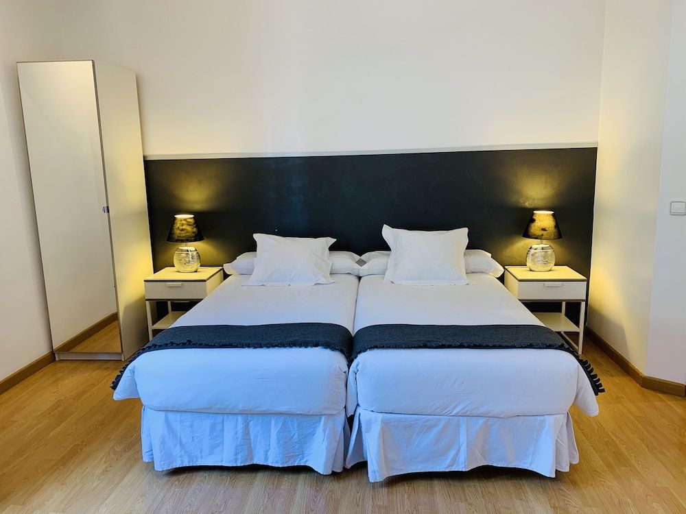 Super Balmes Guest House Twin Room, Shared Bathroom 2