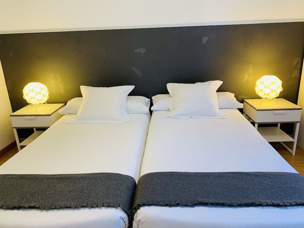 Super Balmes Guest House Twin Room, Shared Bathroom 6