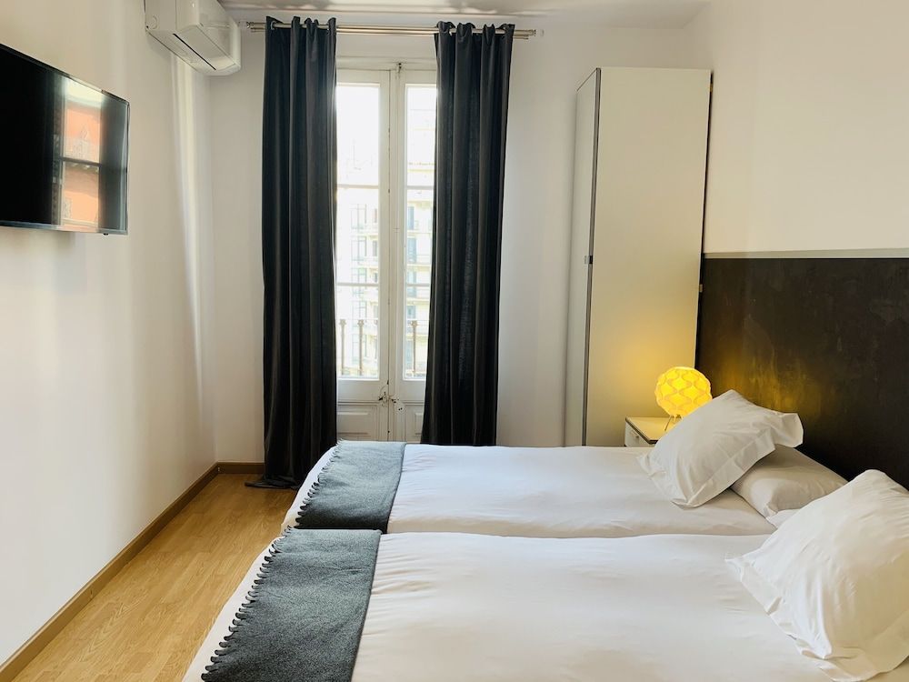 Super Balmes Guest House Twin Room, Shared Bathroom 17