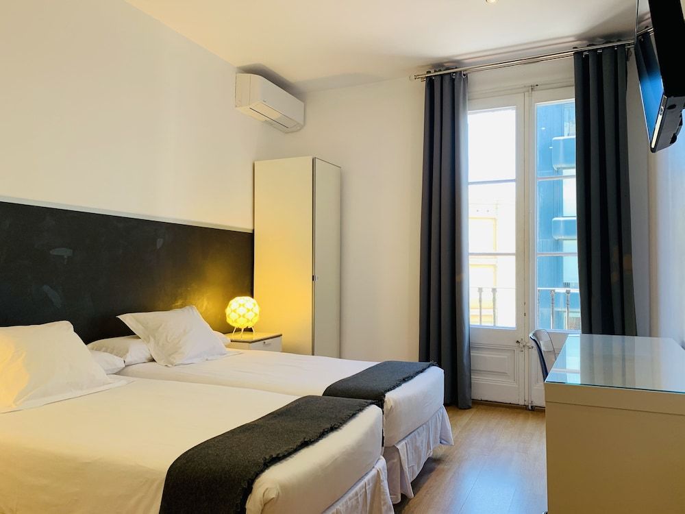 Super Balmes Guest House Twin Room, Shared Bathroom 5