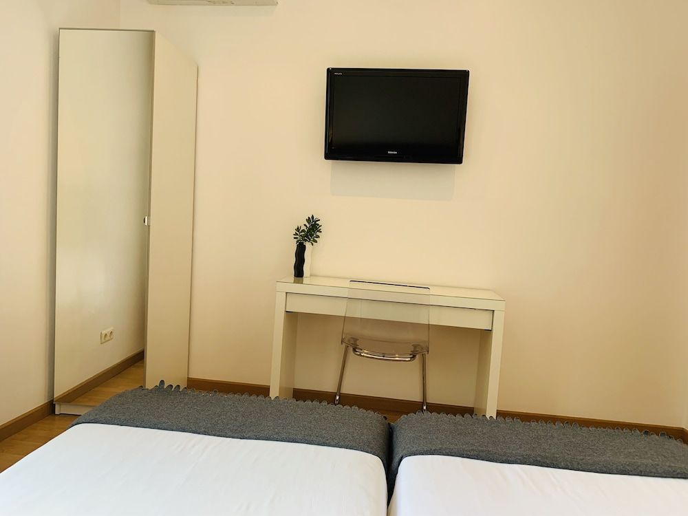Super Balmes Guest House Twin Room, Shared Bathroom 12