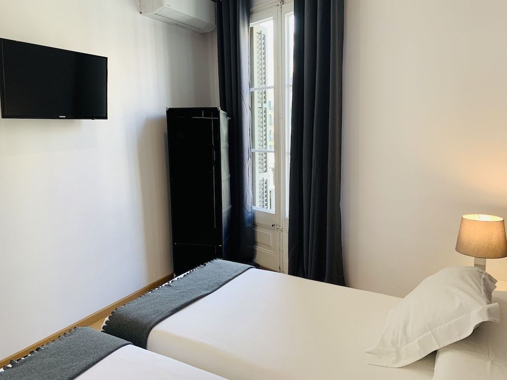Super Balmes Guest House Twin Room, Shared Bathroom 29
