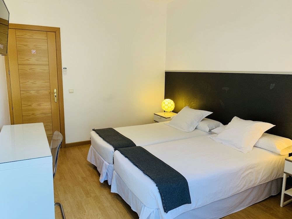 Super Balmes Guest House Twin Room, Shared Bathroom 10