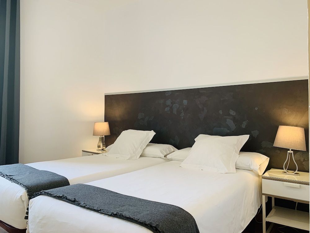 Super Balmes Guest House Twin Room, Shared Bathroom 28