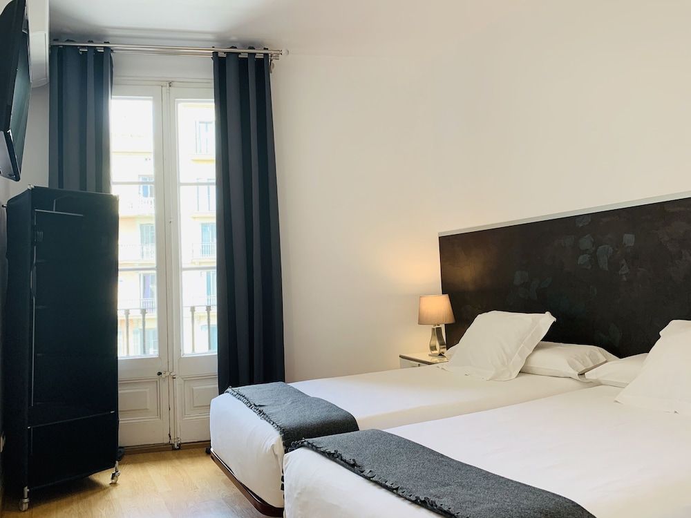 Super Balmes Guest House Twin Room, Shared Bathroom 26