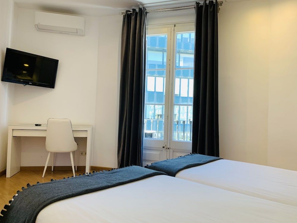 Super Balmes Guest House Twin Room, Shared Bathroom 4