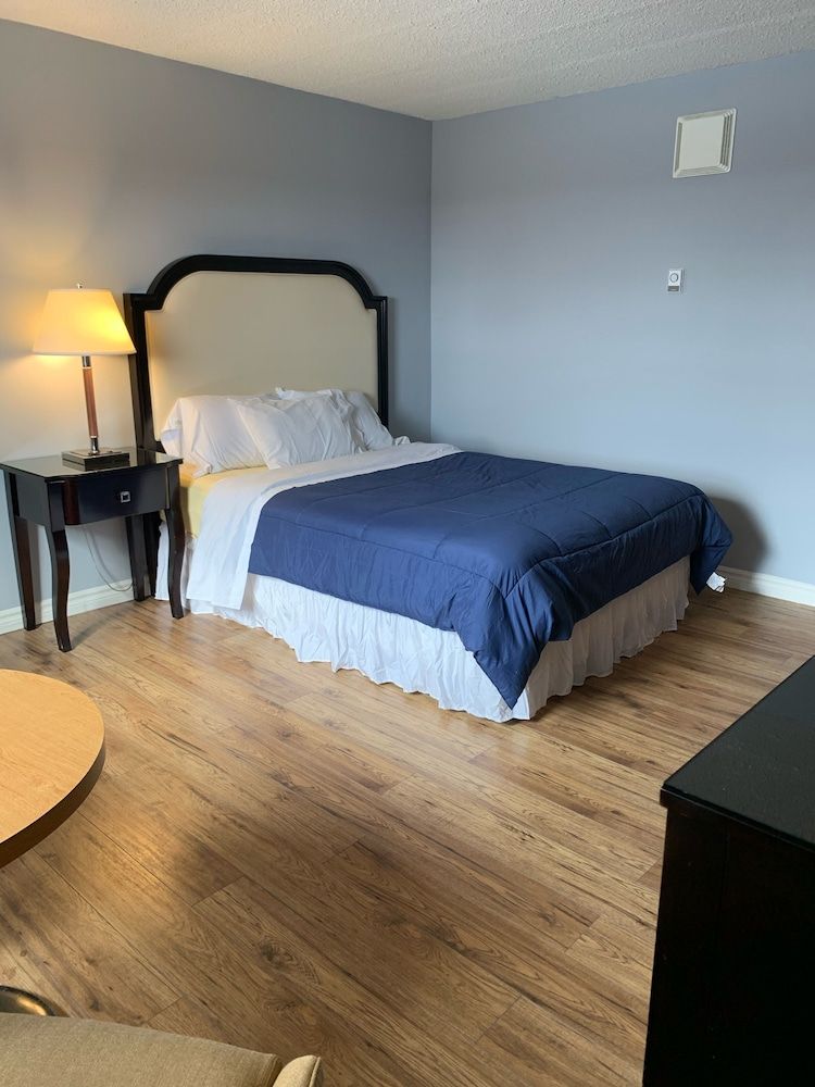 Choice Inn by the Falls Deluxe Single Room