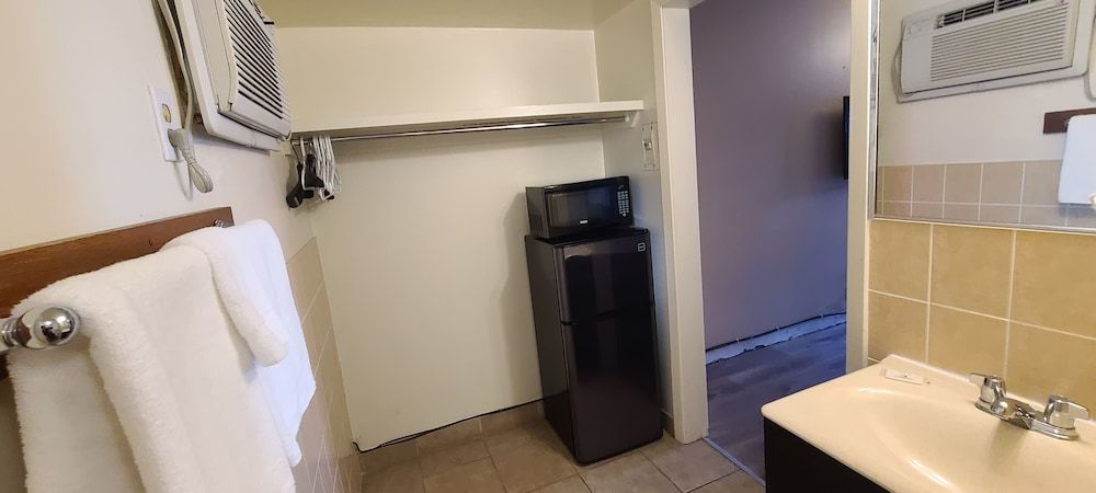 Choice Inn by the Falls Deluxe Single Room 12