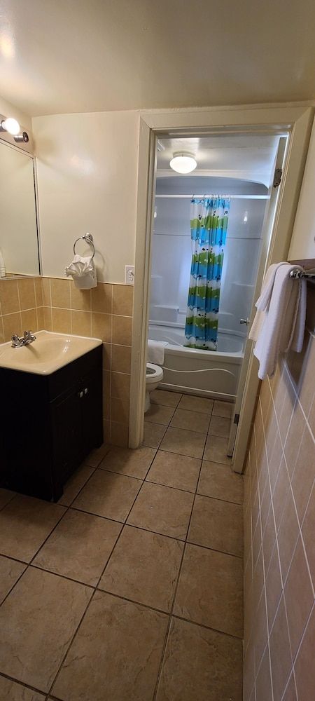 Choice Inn by the Falls Deluxe Single Room 7