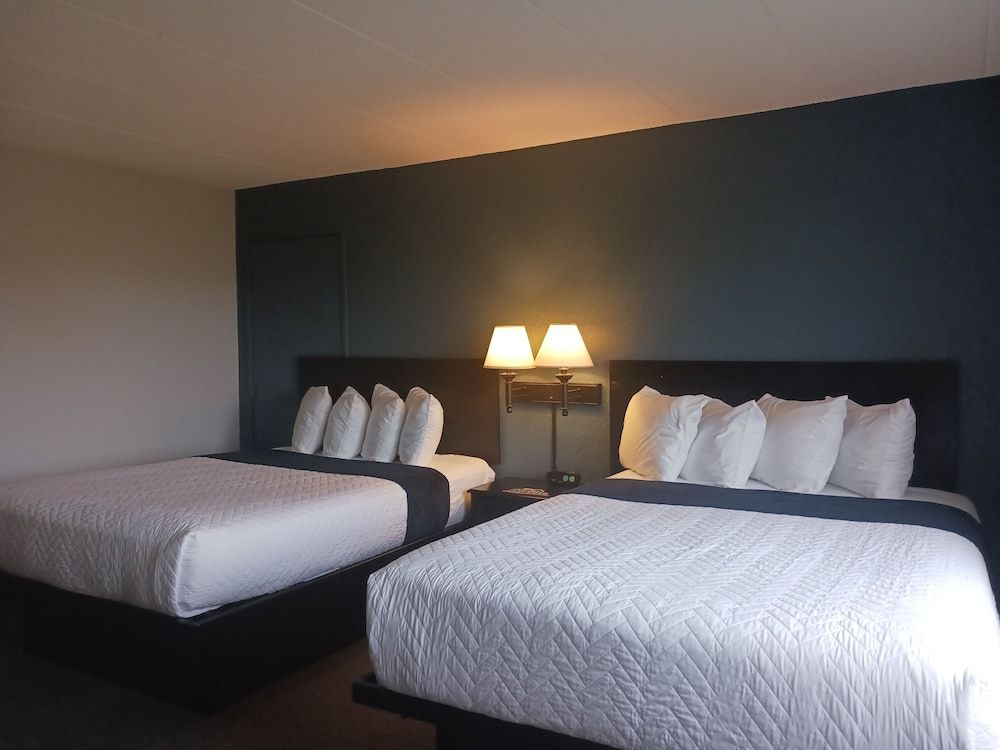 The Oasis Hotel & Bar Standard Double Room, 2 Queen Beds 3