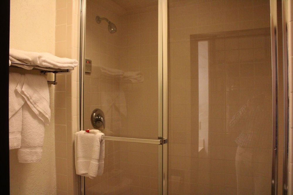 The Oasis Hotel & Bar Luxury Room, 1 King Bed 5