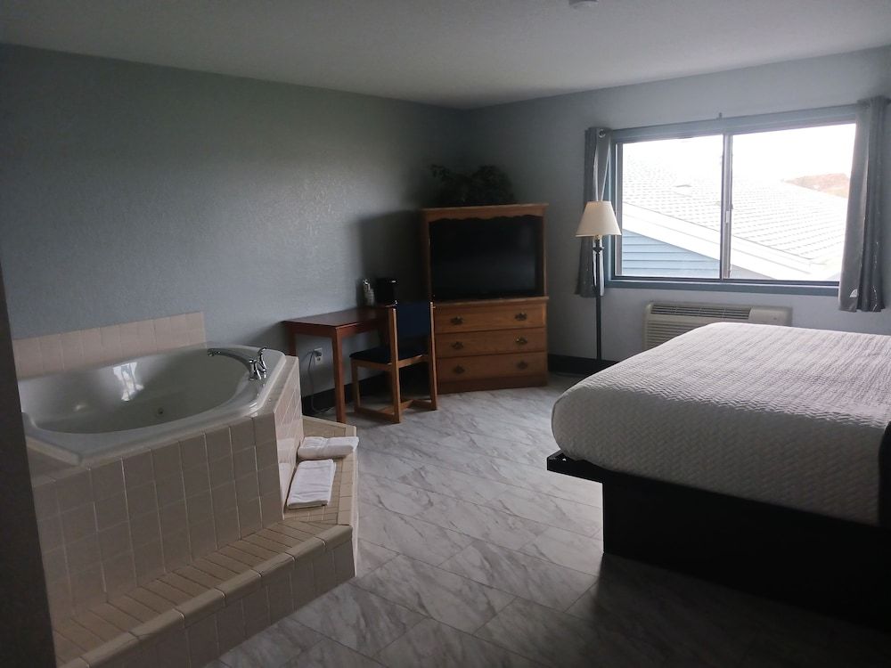 The Oasis Hotel & Bar Luxury Room, 1 King Bed 3