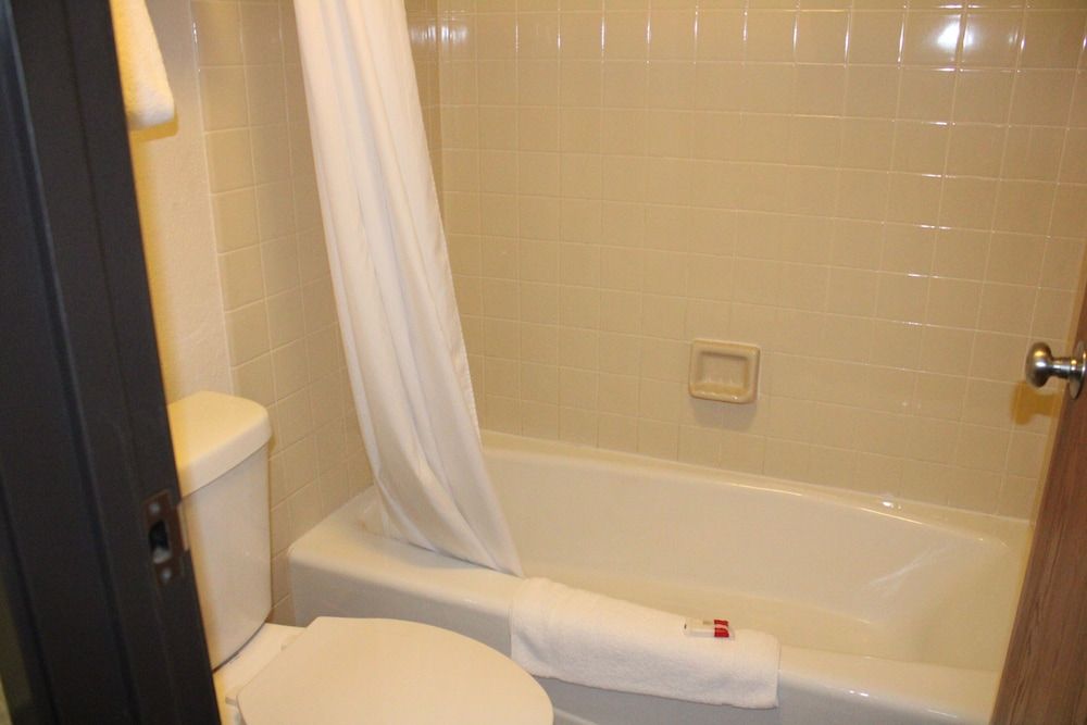 The Oasis Hotel & Bar Standard Double Room, 2 Queen Beds 5