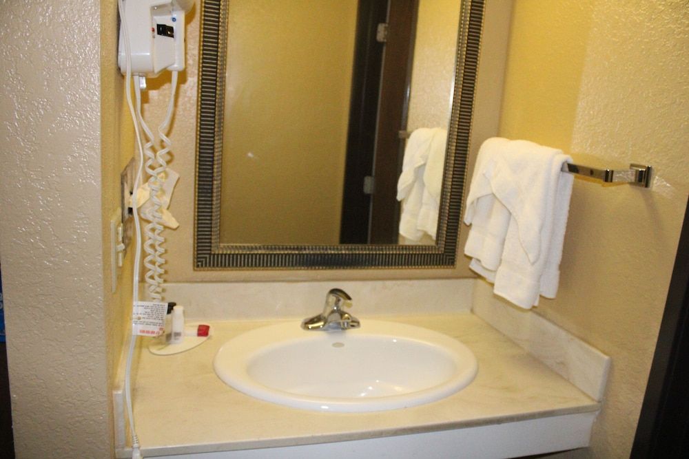 The Oasis Hotel & Bar Standard Double Room, 2 Queen Beds 4