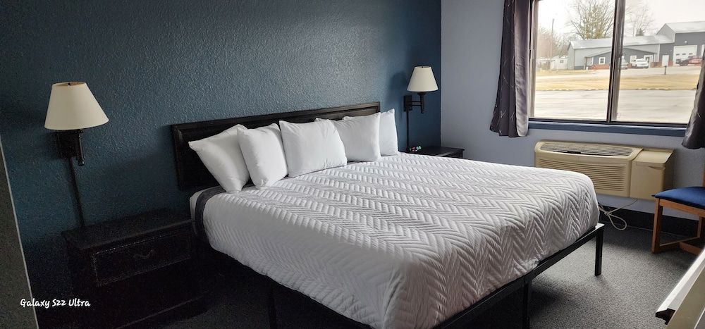 The Oasis Hotel & Bar