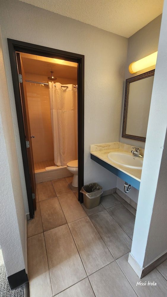 The Oasis Hotel & Bar Premium Suite, Multiple Beds 2