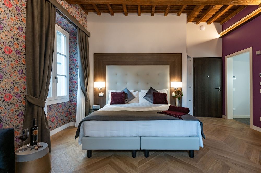 Kairos by Florence Art Apartments Deluxe Suite