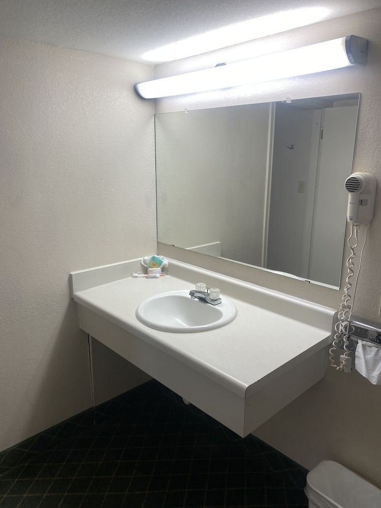 Welcome Inn Basic Single Room 3