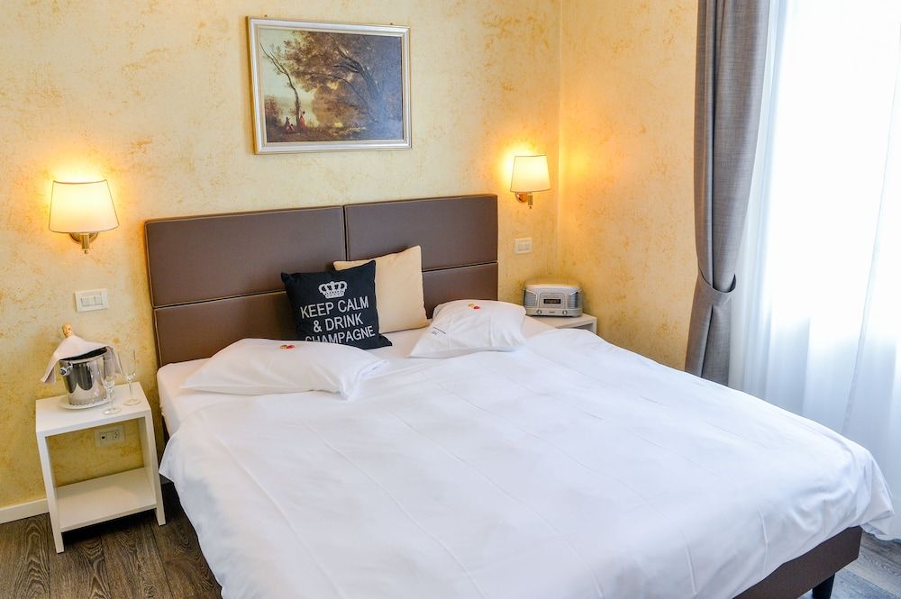 Hotel Millennium Superior Double Room, Balcony, Lake View 3