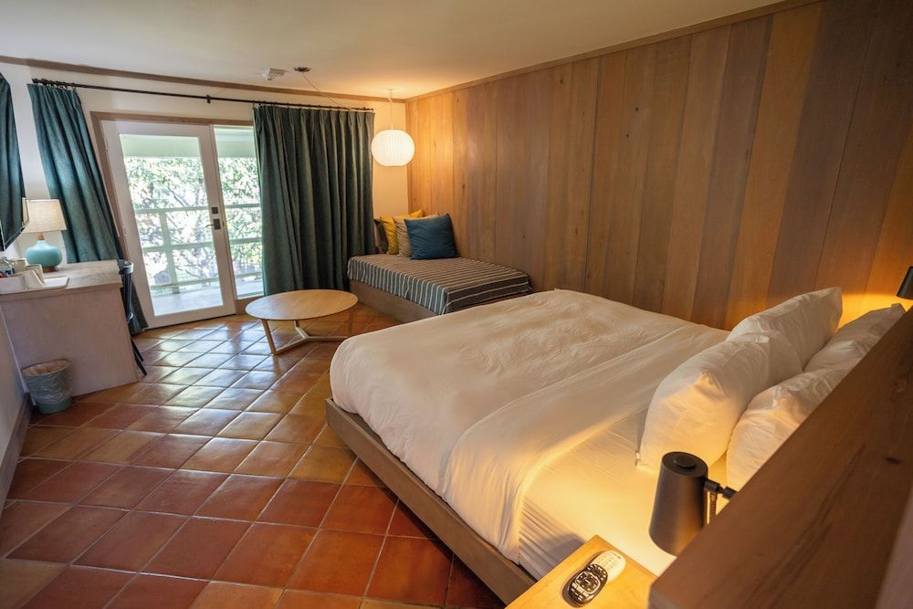 Stagecoach Inn Heritage Oak King