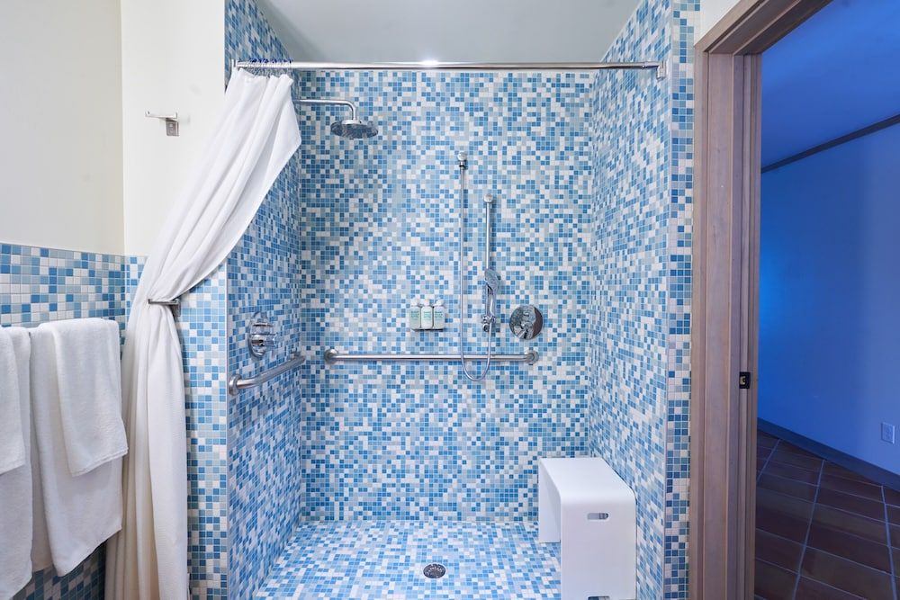 Stagecoach Inn Heritage Oak Queen ADA 6