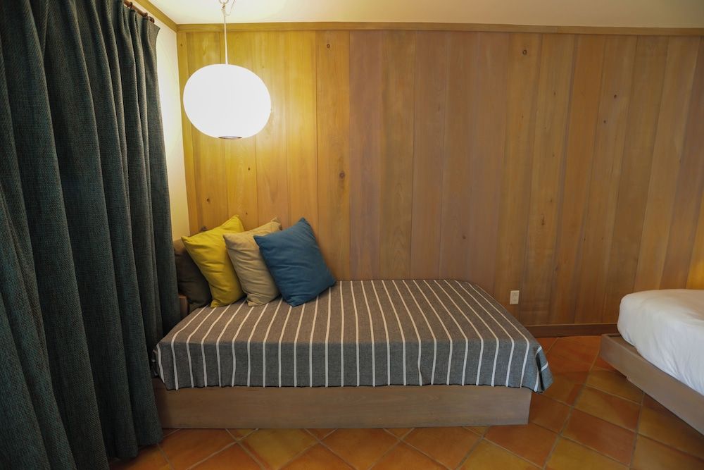 Stagecoach Inn Heritage Oak King 2