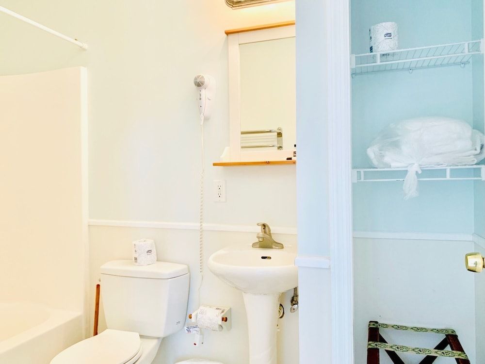 Family Suite, Private Bathroom (Lake House w/Bunk Bed)