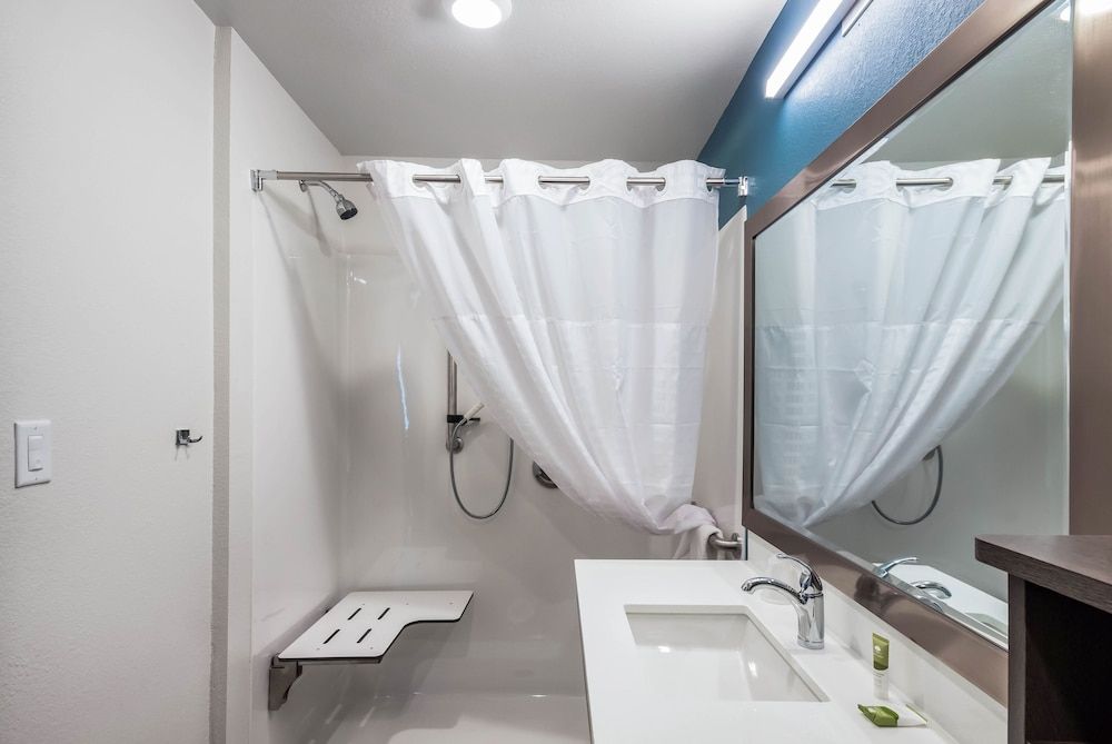 WoodSpring Suites Elgin - Chicago Standard Room, 2 Queen Beds, Accessible, Non Smoking (Accessible Tub) 9