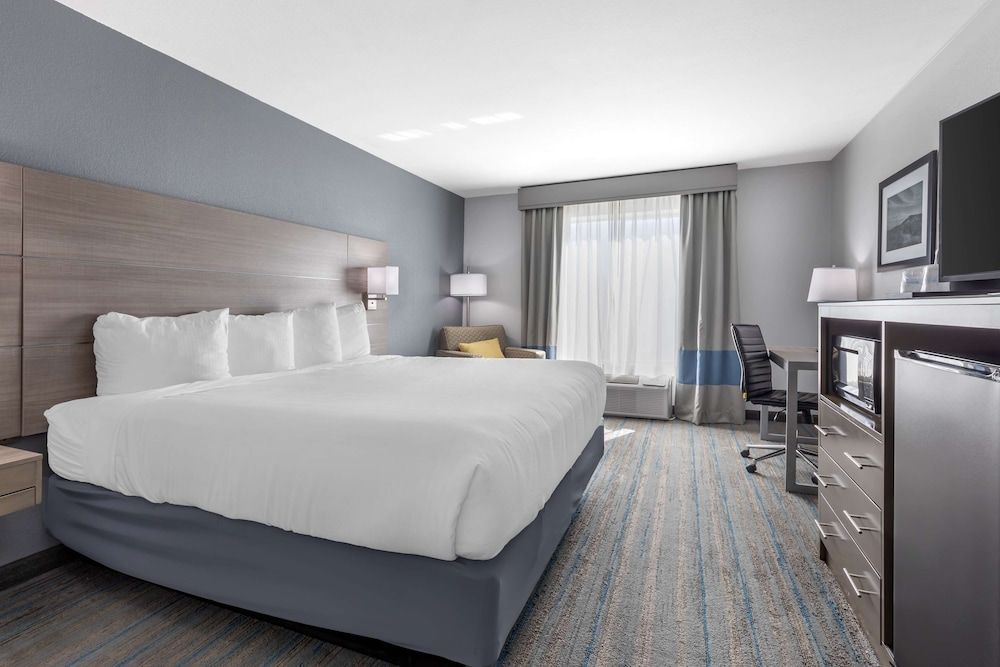 Best Western Plus Stephenville Inn Standard Room, 1 King Bed, Non Smoking, Refrigerator & Microwave 2