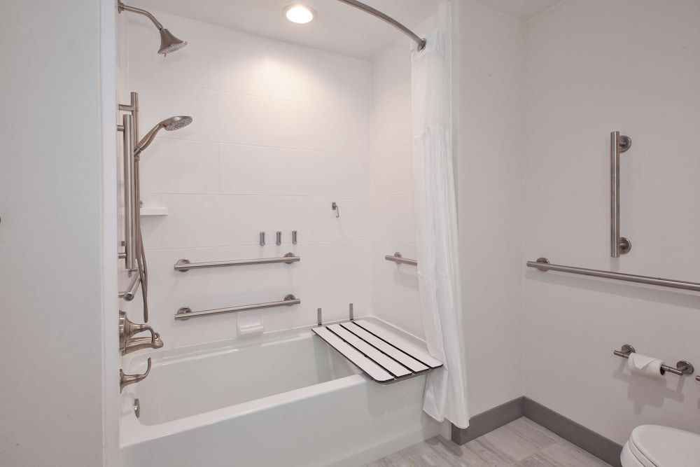 Room, 2 Queen Beds, Accessible, Bathtub