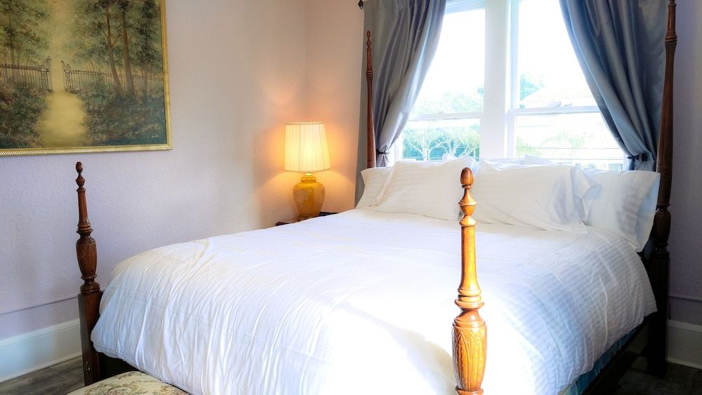 Room 206, 1 King Bed, Non Smoking