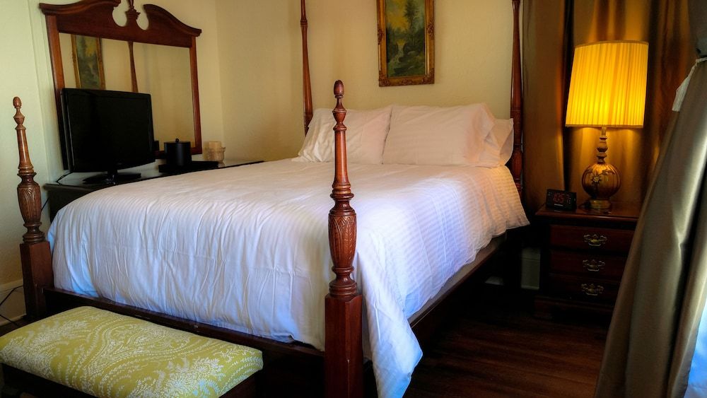 Room 209, Queen Bed, Non Smoking