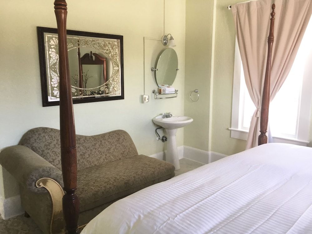Suite 202, 2 Bedrooms, Non Smoking