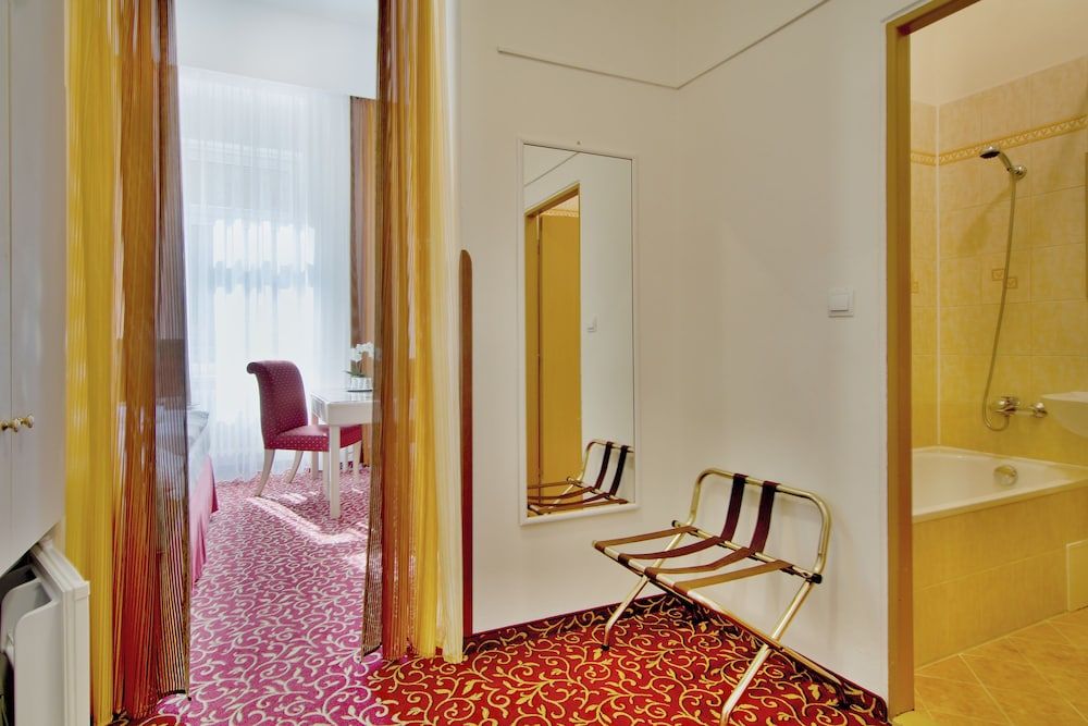 Hotel Romania Standard Triple Room, Multiple Beds, Courtyard View 3