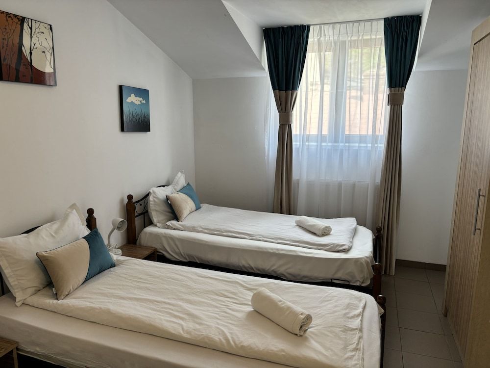 Piata Uniri Cozy Inn Twin Room 4