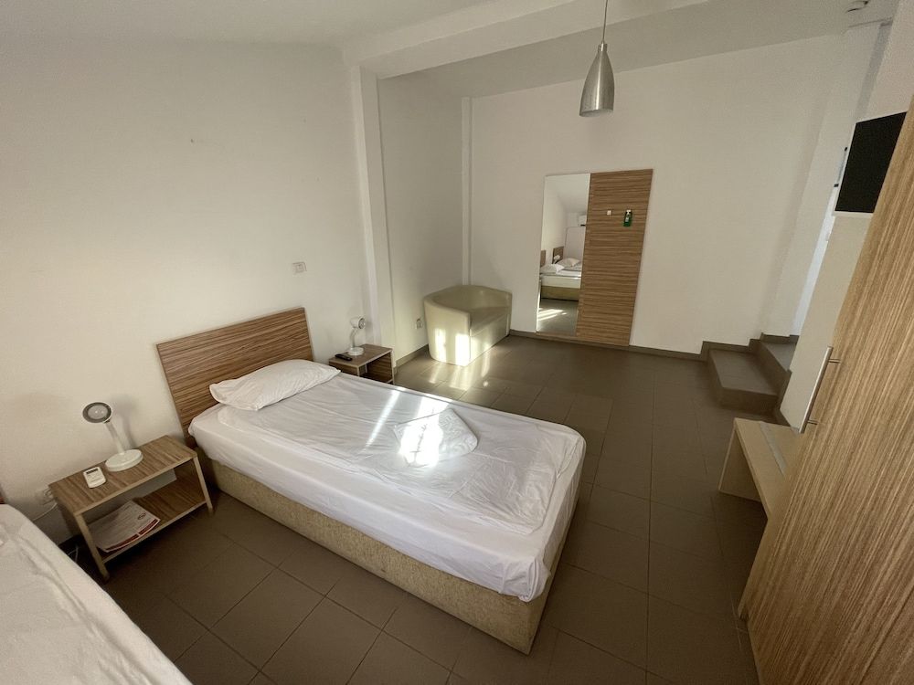 Piata Uniri Cozy Inn Twin Room 2