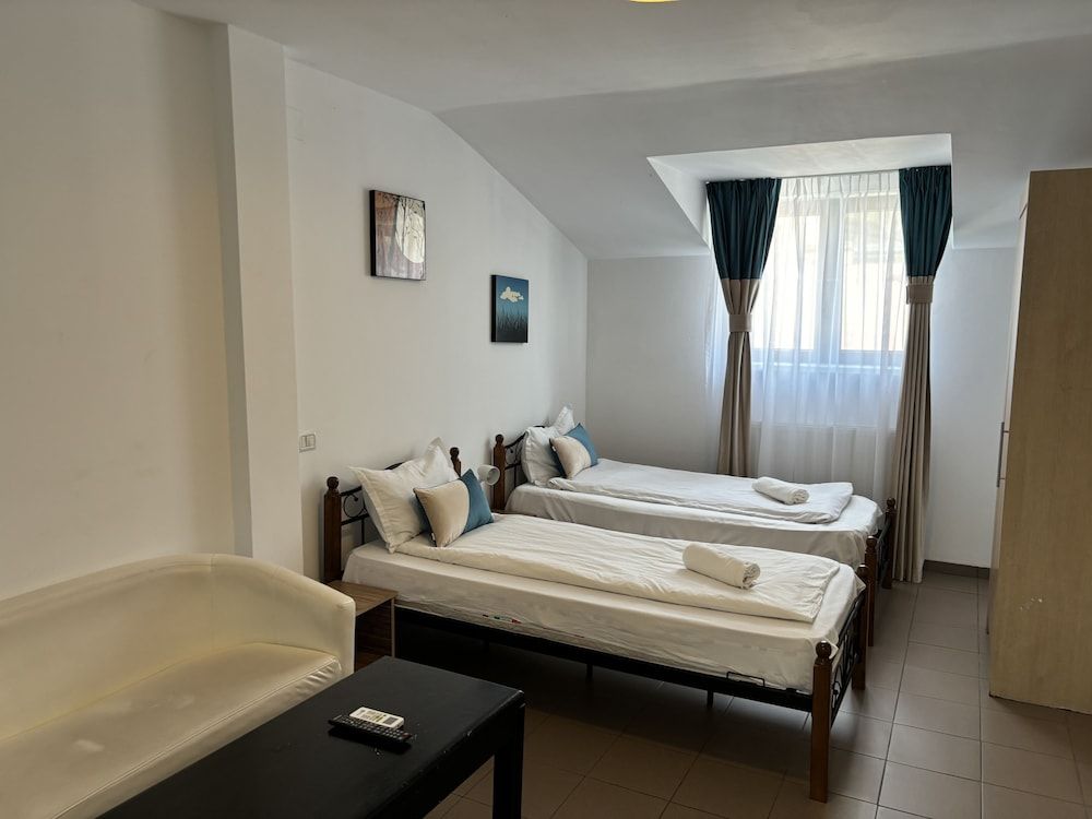 Piata Uniri Cozy Inn Twin Room 3