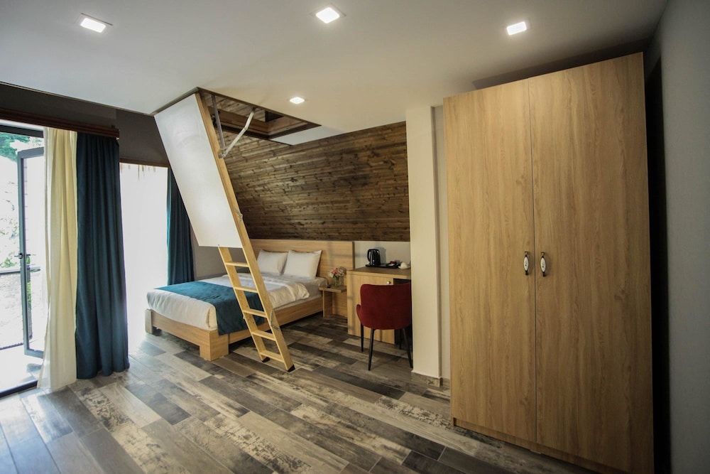 Borjomi Underwood Hotel Quadruple Room, Balcony 2