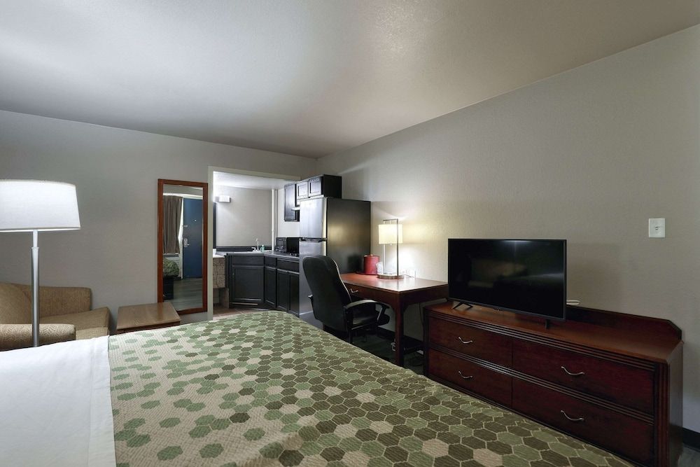 Suburban Studios Neenah-Appleton Room, 1 King Bed with Sofa bed, Non Smoking (Efficiency) 9